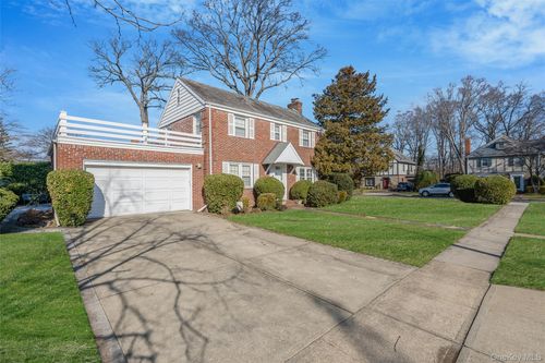 15 Seeley Ct, Malverne, NY, 11565-1200 | Card Image