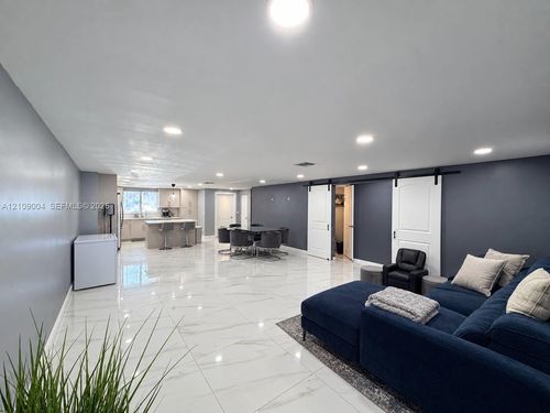 971 W 80th Pl, Hialeah, FL, 33014-3577 | Card Image