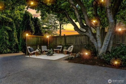 9044 15th Ave Nw, Seattle, WA, 98117-3429 | Card Image