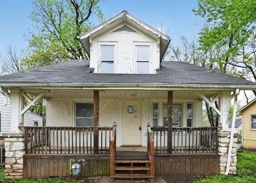 121 N Ash Ave, Independence, MO, 64053-1301 | Card Image