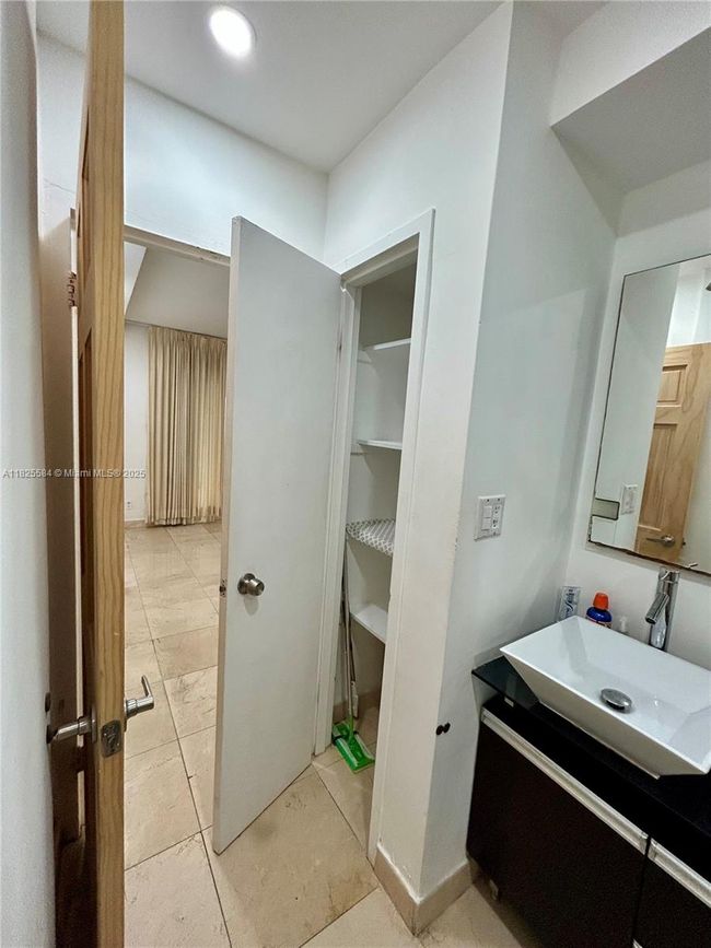 APT-514 - 5401 Collins Ave, Condo with 1 bedrooms, 2 bathrooms and null parking in Miami Beach FL | Image 29