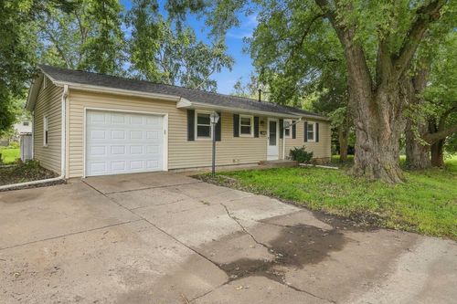 1525 Middle Rd, Bettendorf, IA, 52722-3056 | Card Image