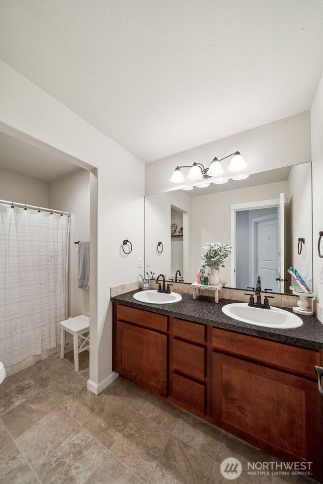 Main upstairs hall bathroom. | Image 20