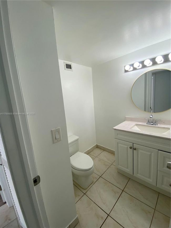 APT-1920 - 2500 Parkview Dr, Condo with 2 bedrooms, 2 bathrooms and null parking in Hallandale Beach FL | Image 4