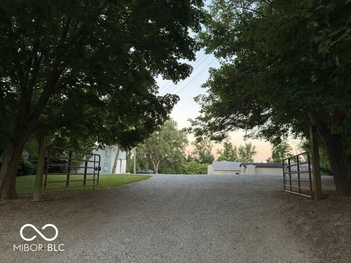810 N Fort Wayne Rd, Rushville, IN, 46173-1427 | Card Image