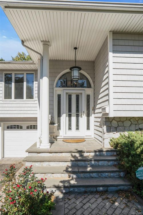 33 Pittoni Dr, Commack, NY, 11725-5327 | Card Image