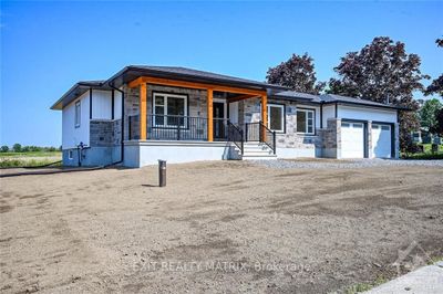 8281 Victoria St, House other with 3 bedrooms, 2 bathrooms and 4 parking in Metcalfe ON | Image 2