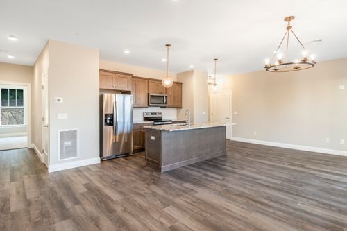 g-500 Edgewater Cir, East Hampton, CT, 06424-1960 | Card Image