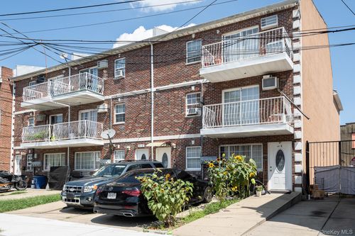 9485 218th St, Queens Village, NY, 11428-2158 | Card Image