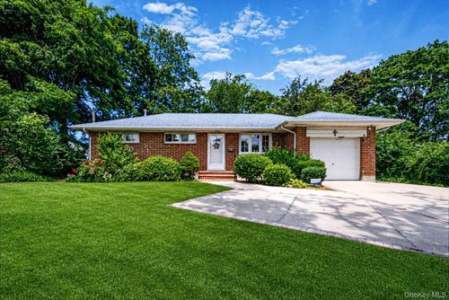 9 Standish Rd, Brentwood, NY, 11717-2136 | Card Image