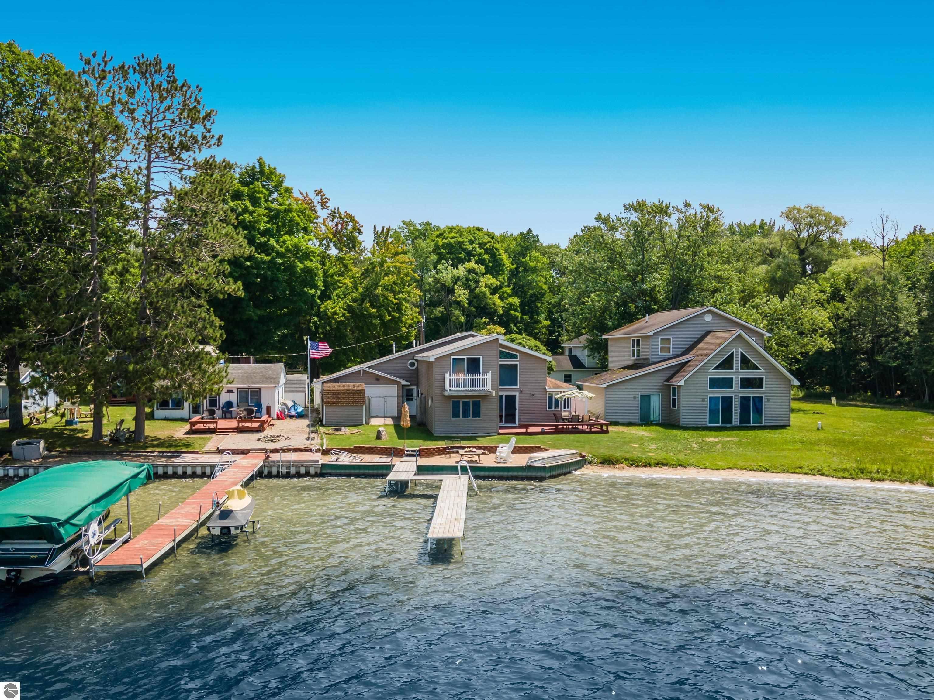 Paczesny Pl, Central Lake, MI 49622