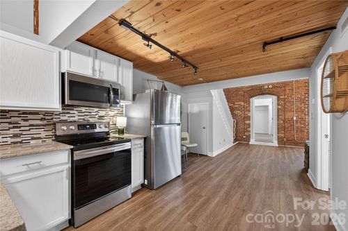 121-201 S Hoskins Rd, Charlotte, NC, 28208-1458 | Card Image