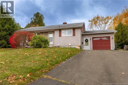 427 Holden St, Oromocto, NB, E2V1G2 | Card Image