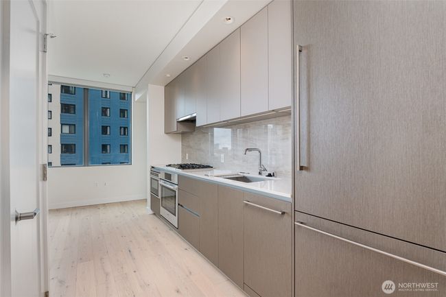 Built-in & Bosch appliances in the efficient kitchen. | Image 6