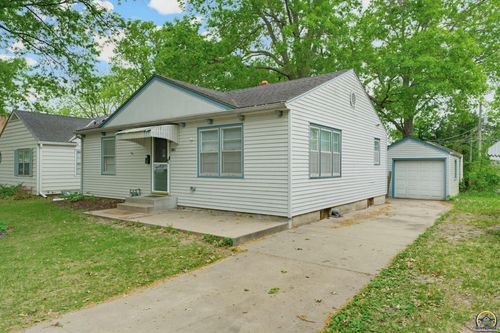 2011 Sw Stone Ave, Topeka, KS, 66604-3354 | Card Image