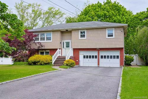 9 Grossman St, Melville, NY, 11747-2905 | Card Image