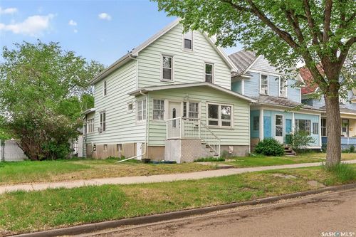 1142 2nd Ave Ne, Moose Jaw, SK, S6H1C6 | Card Image