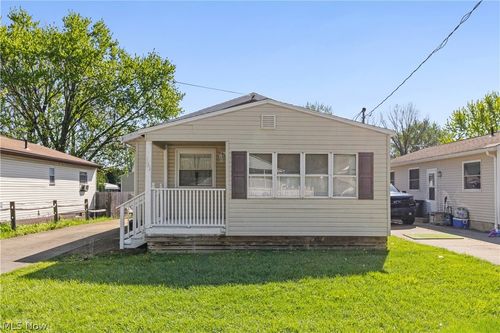 331 Elmwood Ave, Barberton, OH, 44203-1152 | Card Image