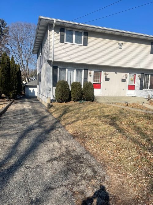 9 Railroad St, East Dundee, IL, 60118-1386 | Card Image