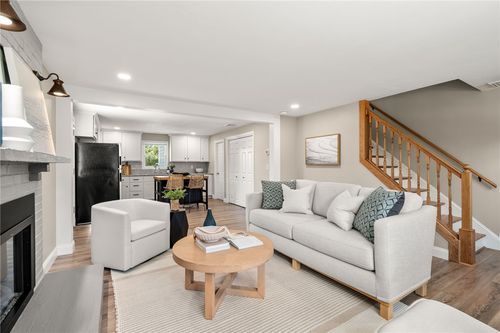 476 Green End Ave, Middletown, RI, 02842-5648 | Card Image