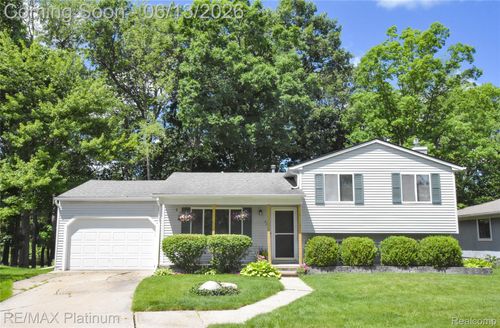 317 Woodlake Dr, Brighton, MI, 48116-2060 | Card Image