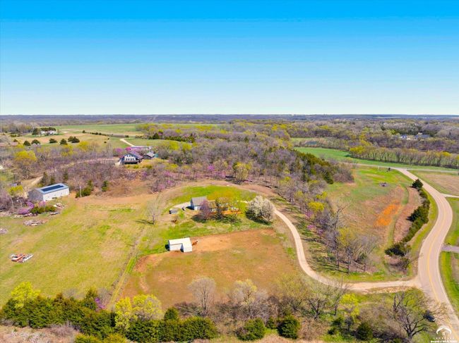 11096 43 Rd St, Home with 3 bedrooms, 3 bathrooms and null parking in Perry KS | Image 35