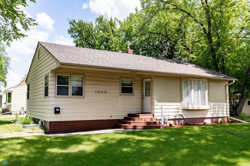 1028 11th Ave N, Moorhead, MN, 56560-1542 | Card Image