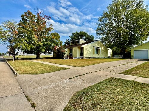 1112 Woodland Dr, Knoxville, IA, 50138-1045 | Card Image