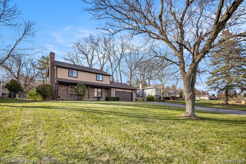 3906 Westlyn Dr, Lake Orion, MI, 48359-1458 | Card Image