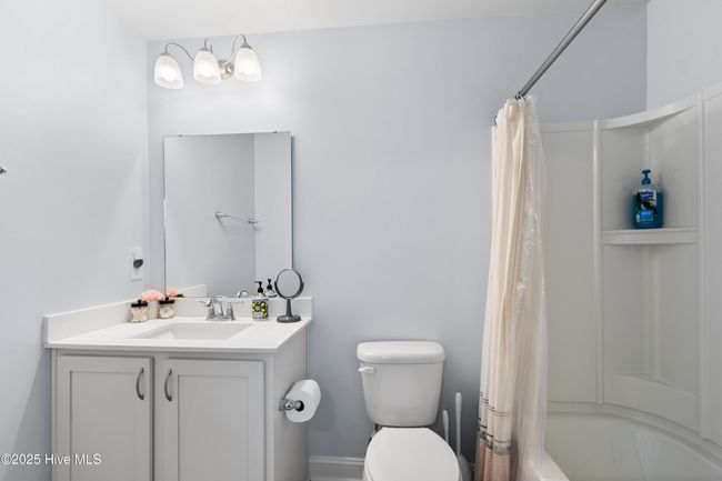Bedroom 1 - en-suite bathroom | Image 19