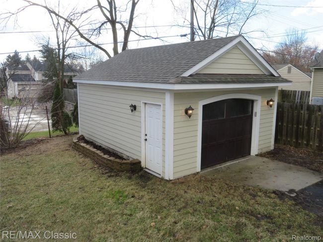 Side service door on garage | Image 26