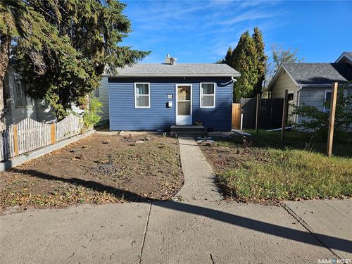 436 Iroquois St W, Moose Jaw, SK, S6H5B3 | Card Image