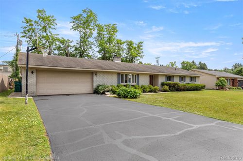 2138 Metzner Rd, Commerce Township, MI, 48390-2662 | Card Image