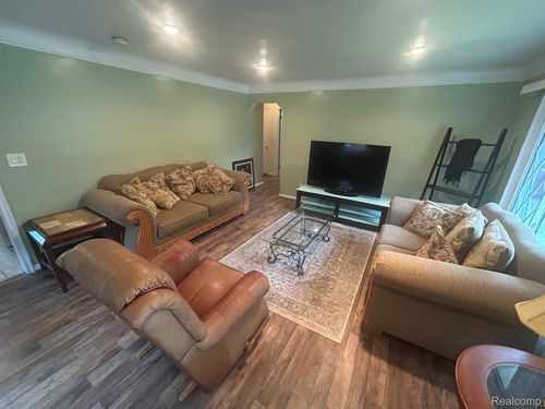 24271 Kenosha St, Oak Park, MI, 48237-1513 | Card Image