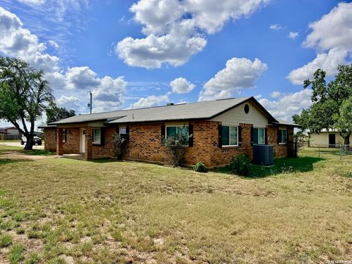 611 Deer Trail Dr, Jourdanton, TX, 78026-4608 | Card Image
