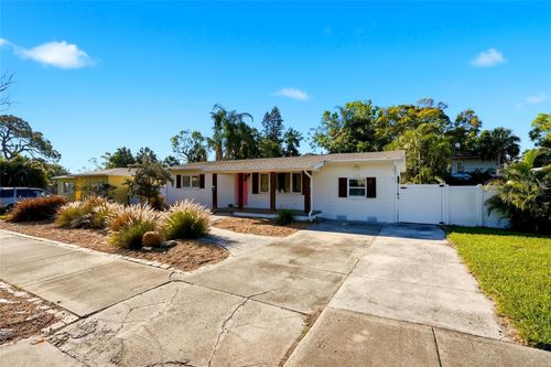 220 45th Ave S, St Petersburg, FL, 33705-4507 | Card Image