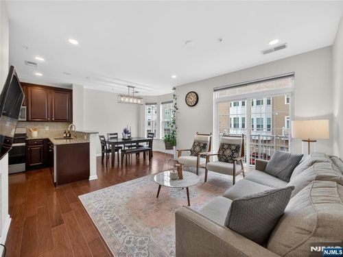 8 Veterans Dr, Wood Ridge, NJ, 07075-2146 | Card Image