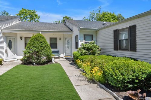 42 Knolls Dr, Stony Brook, NY, 11790-2423 | Card Image