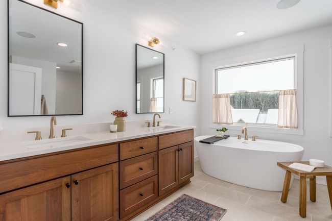 Primary Bathroom | Image 10