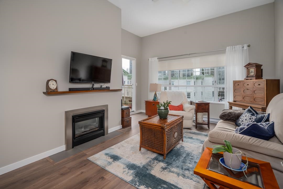 403 - 2990 Princess Crescent, Condo with 1 bedrooms, 1 bathrooms and 2 parking in Coquitlam BC | Image 4