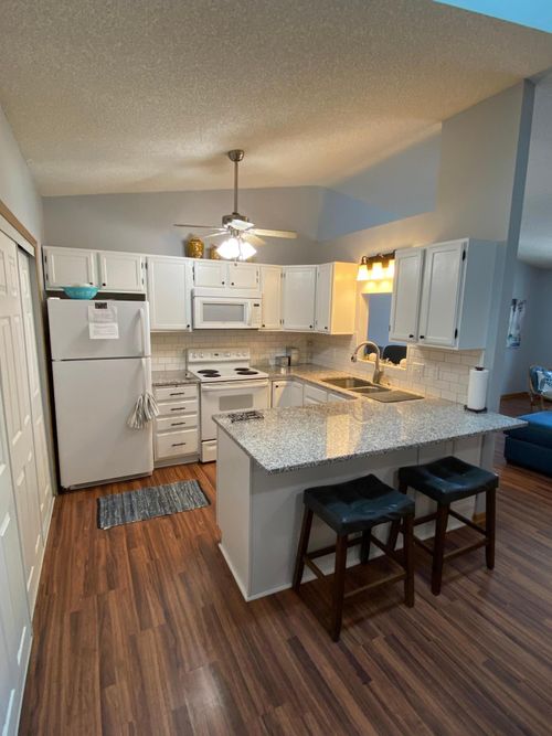 1060 Pond View Ct, Vadnais Heights, MN, 55127-3629 | Card Image