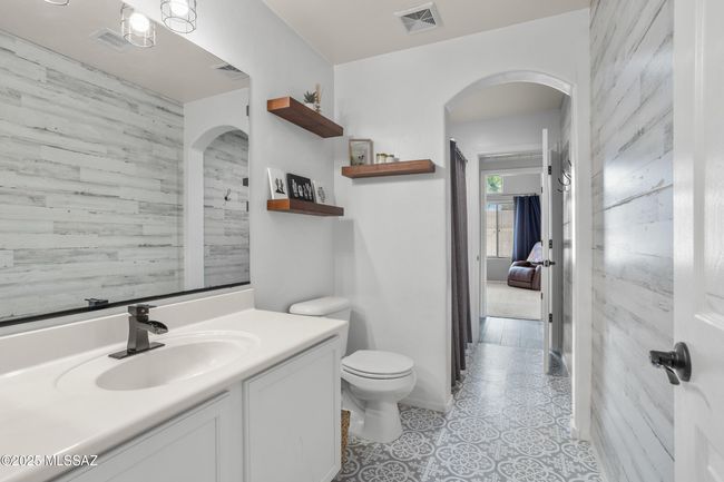 Jack and Jill Bathroom | Image 21