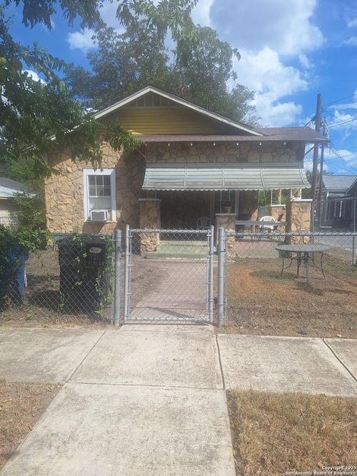 526 Muncey, San Antonio, TX, 78202-1235 | Card Image