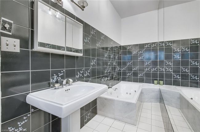 122 Dufferin Ave, House other with 7 bedrooms, 5 bathrooms and 7 parking in Brantford ON | Image 29