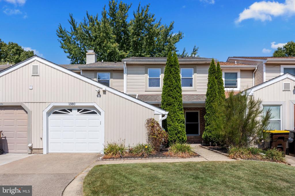 Violetwood Ct, Yardley, PA 19067