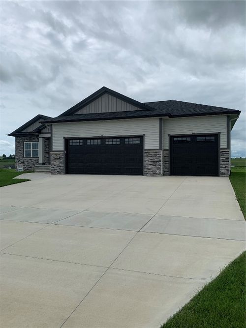 1537 Deerfield Dr, Fairfax, IA, 52228-9667 | Card Image