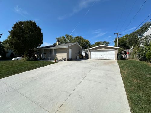 200 Amarillo Dr, Carpentersville, IL, 60110-1143 | Card Image