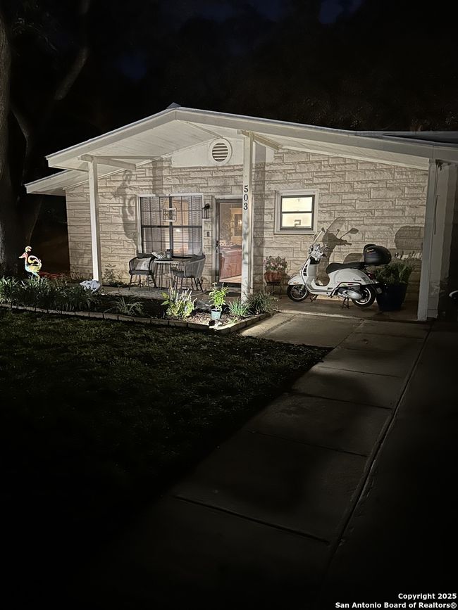 503 Mockingbird Ln, House other with 3 bedrooms, 2 bathrooms and null parking in Devine TX | Image 45