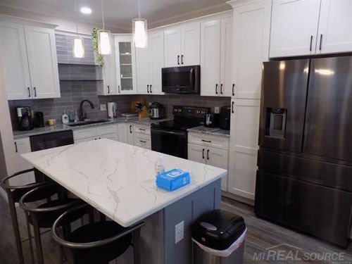 36225 Dominion Cir, Sterling Heights, MI, 48310-7457 | Card Image