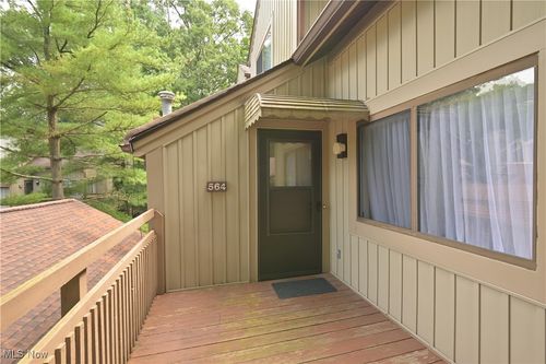 564 Meredith Ln, Cuyahoga Falls, OH, 44223-2590 | Card Image